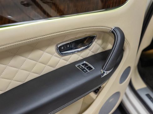 Used 2017 Bentley Bentayga AWD/4WD image 23