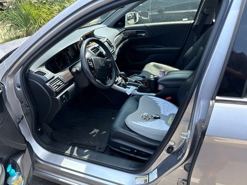 Used 2017 Honda Accord Touring image 8