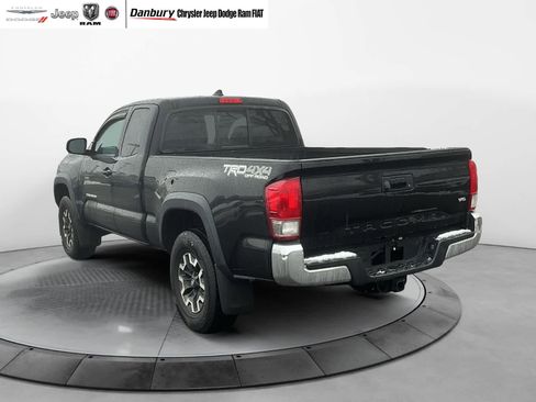 Used 2017 Toyota Tacoma TRD Off-Road image 4