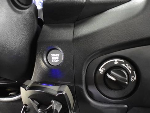 Used 2022 Nissan Frontier SV AWD/4WD image 18