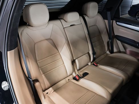 Certified 2022 Porsche Cayenne Turbo AWD/4WD image 6