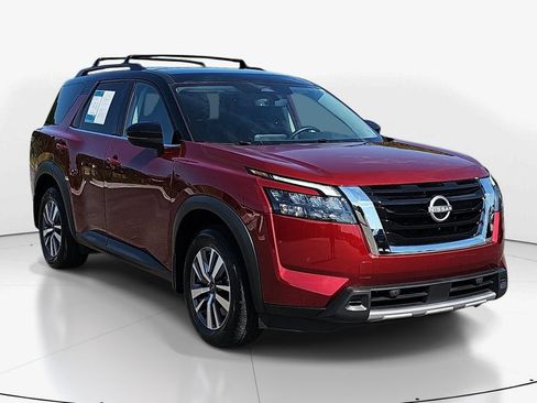Used 2025 Nissan Pathfinder SL FWD image 3