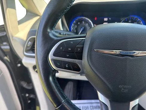 Used 2021 Chrysler Pacifica Touring-L FWD image 17