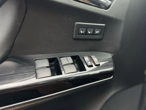 Used 2018 Toyota RAV4 Limited FWD image 30