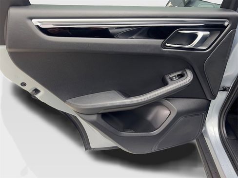 Used 2022 Porsche Macan image 35