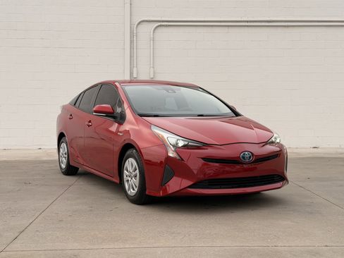 Used 2017 Toyota Prius Two image 1
