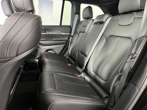 Used 2025 Jeep Grand Cherokee Limited AWD/4WD image 40