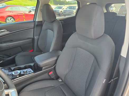 Used 2025 Kia Sportage LX FWD image 12