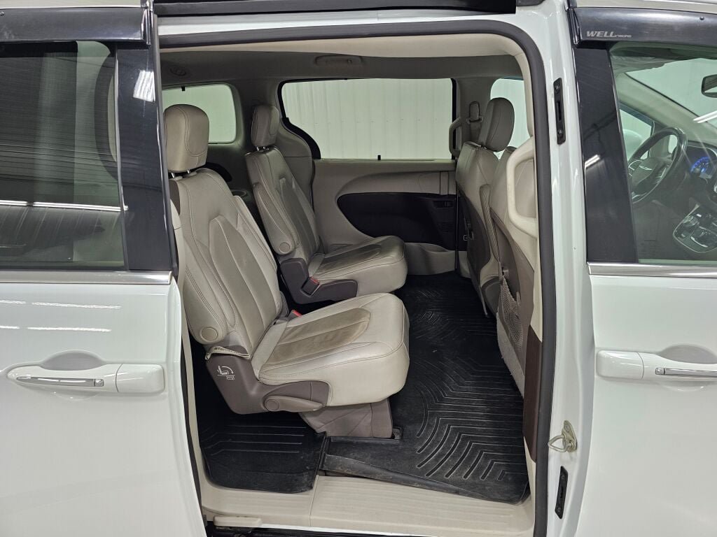 Used 2020 Chrysler Pacifica Touring-L FWD image 19