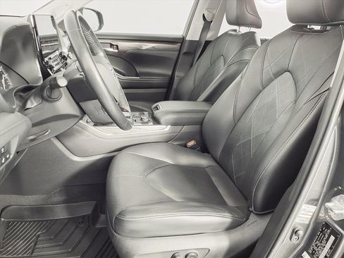 Used 2021 Toyota Highlander Platinum image 17