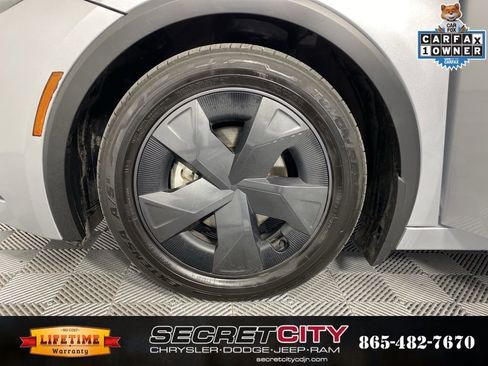 Used 2025 Toyota Prius LE FWD image 9