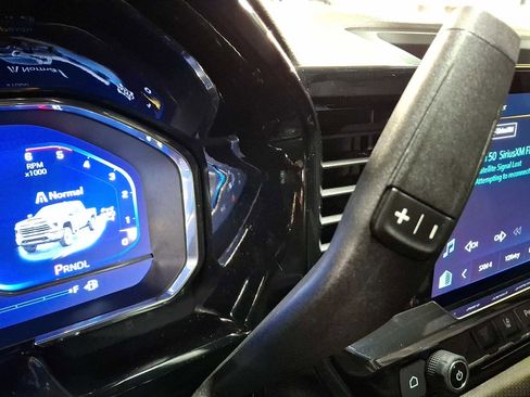 Used 2025 Chevrolet Silverado 2500 ZR2 w/ Technology Package image 16