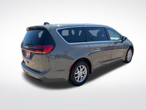 Used 2025 Chrysler Pacifica Select FWD image 8