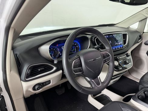 Used 2022 Chrysler Pacifica Touring-L FWD image 18