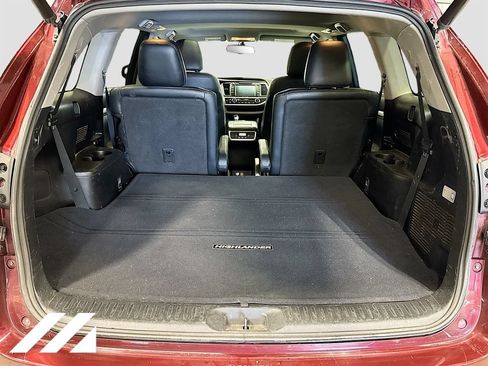 Used 2016 Toyota Highlander XLE w/ Four Season Floor Mat Package AWD/4WD image 29