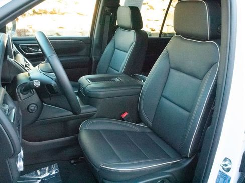 Certified 2024 GMC Yukon SLT w/ SLT Luxury Package image 27