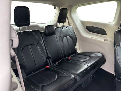 Used 2023 Chrysler Pacifica Touring-L image 31