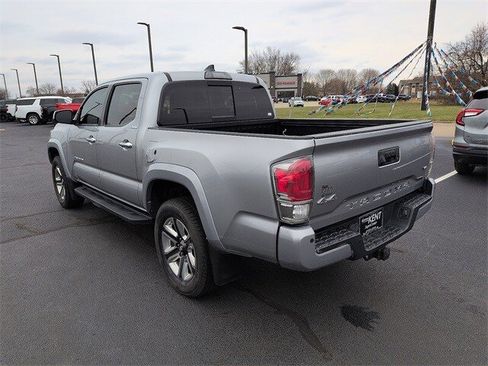 Used 2017 Toyota Tacoma Limited image 4