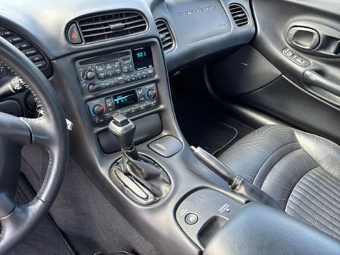 Used 2004 Chevrolet Corvette Convertible w/ Preferred Equipment Group image 13