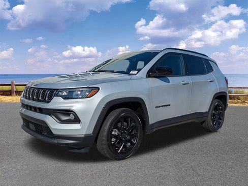 Used 2025 Jeep Compass Latitude w/ Altitude Special Edition image 2