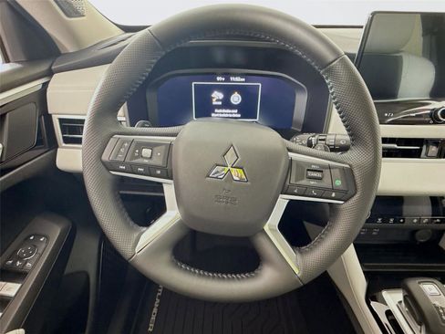 New 2025 Mitsubishi Outlander SE image 10