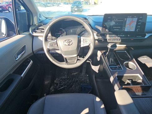 Used 2024 Toyota Sienna XLE w/ XLE Plus Package image 9
