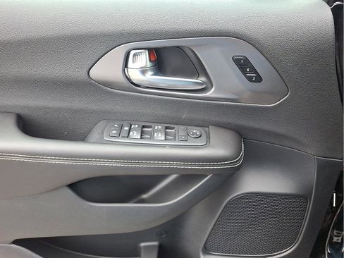 New 2026 Chrysler Pacifica Select image 9