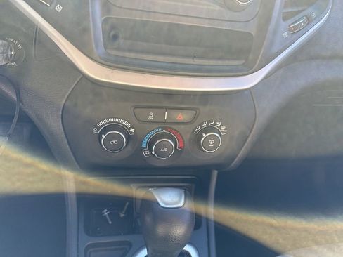 Used 2016 Jeep Cherokee Sport image 9