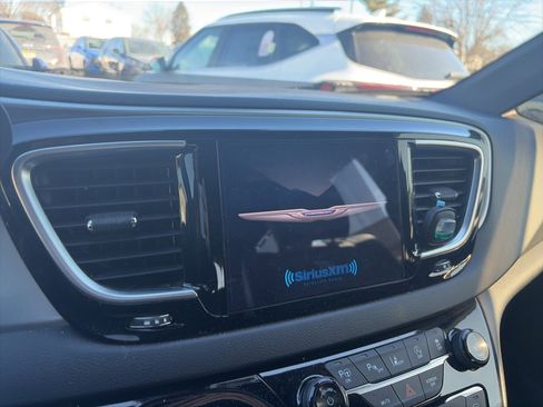 Used 2019 Chrysler Pacifica Touring-L Plus w/ Advanced Safetytec Group image 19