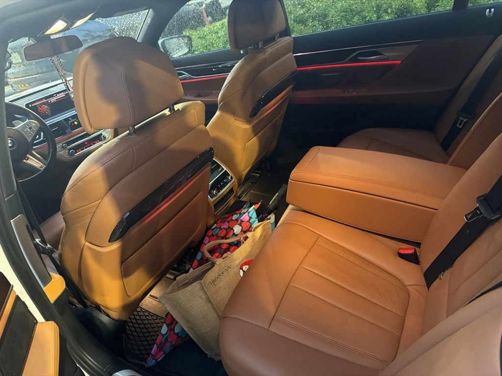 Used 2022 BMW 740i w/ M Sport Package RWD image 9
