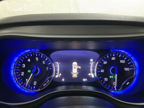 Used 2023 Chrysler Pacifica Touring image 33