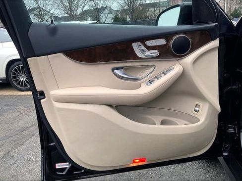 Used 2018 Mercedes-Benz GLC 300 4MATIC image 18