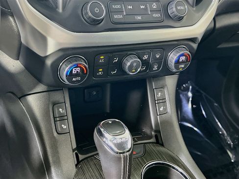 Used 2019 GMC Acadia SLT w/ LPO, Floor Liner Package AWD/4WD image 16