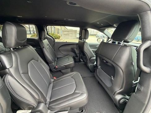 New 2026 Chrysler Pacifica Select image 11