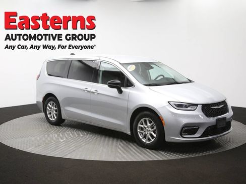 Used 2024 Chrysler Pacifica Touring-L FWD image 48