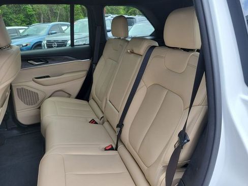 Used 2024 Jeep Grand Cherokee Limited w/ Black Appearance Package image 13