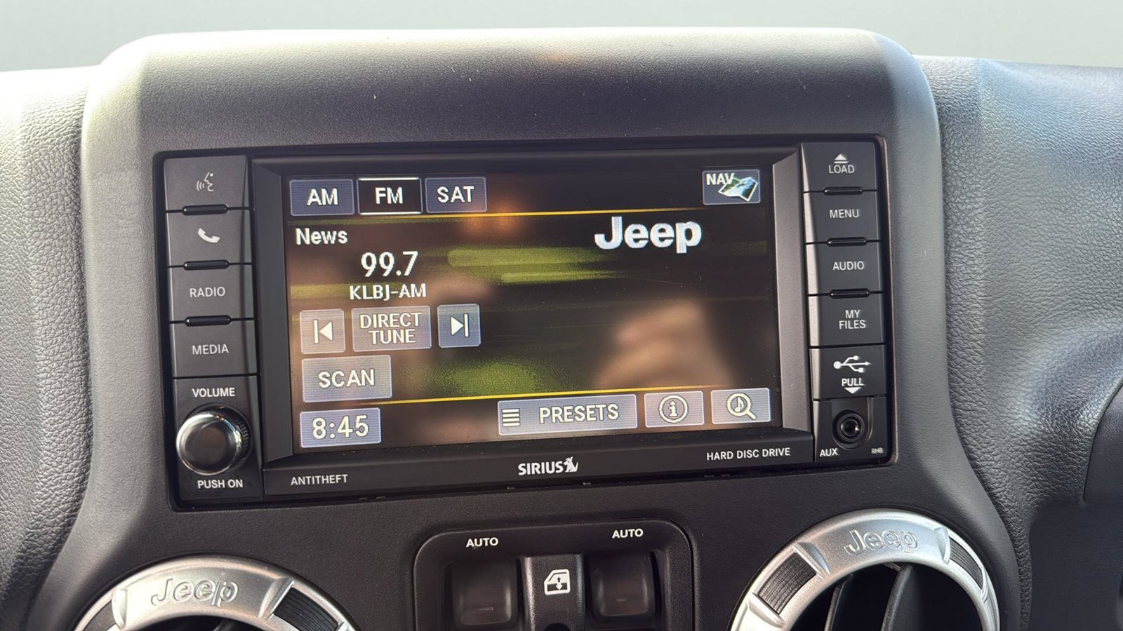Used 2015 Jeep Wrangler Unlimited Sahara w/ Connectivity Group AWD/4WD image 24