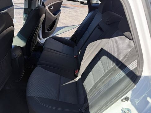 Used 2017 Hyundai Elantra GT FWD image 24