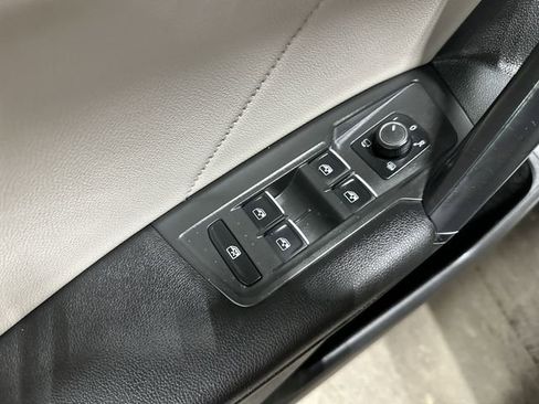 Used 2018 Volkswagen Tiguan SEL Premium w/ R-Line Package image 19