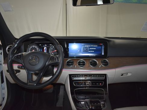 Used 2017 Mercedes-Benz E 400 4MATIC Wagon image 33