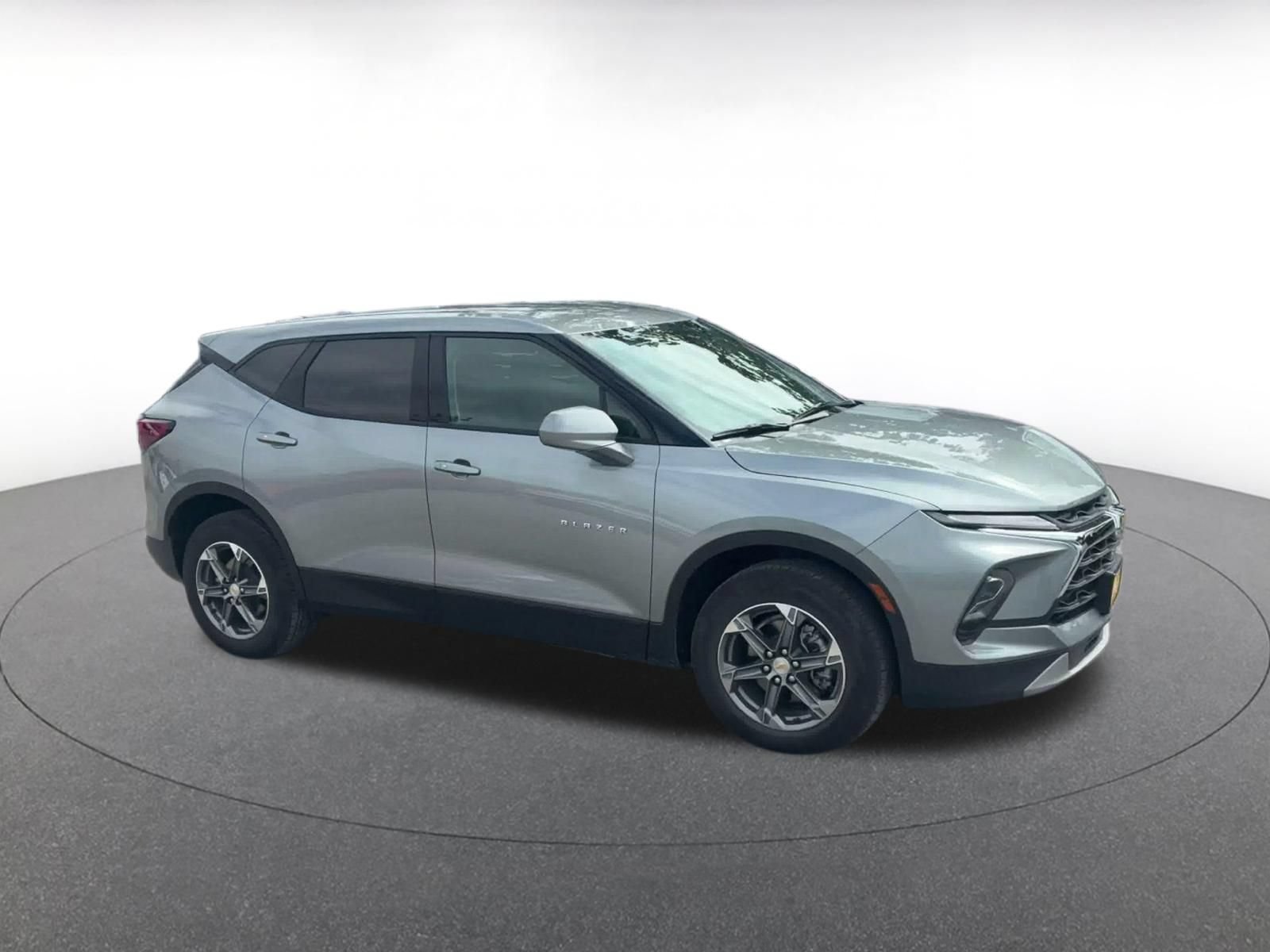 Used 2026 Chevrolet Blazer LT FWD image 2