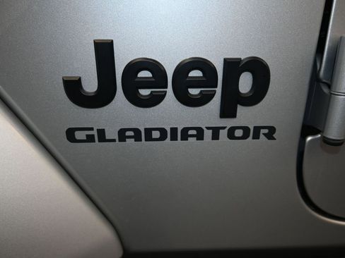 Certified 2022 Jeep Gladiator Willys image 27