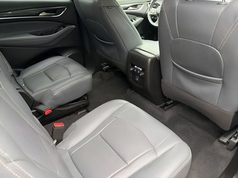 Used 2020 Buick Enclave Essence AWD/4WD image 18