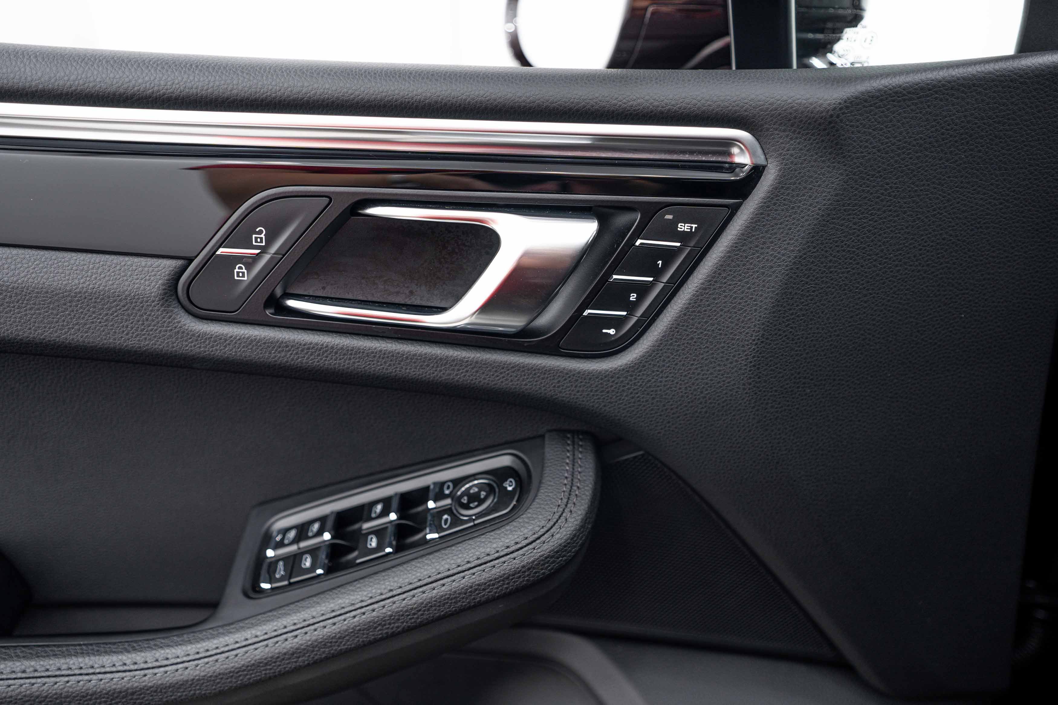 Certified 2023 Porsche Macan AWD/4WD image 16