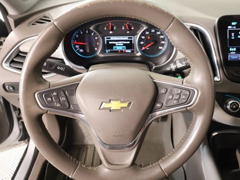 Used 2017 Chevrolet Malibu LT FWD image 3