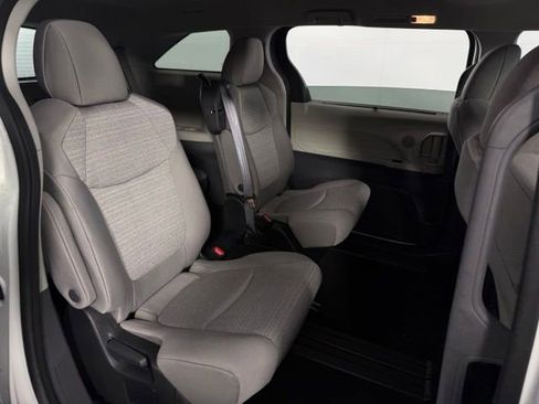 Used 2023 Toyota Sienna LE FWD image 17