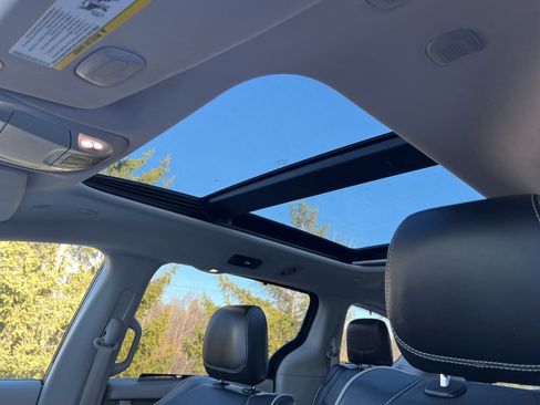 Used 2023 Chrysler Pacifica Limited image 10