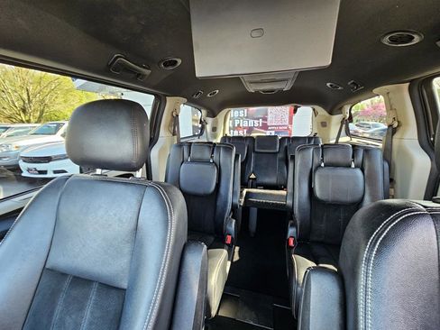 Used 2017 Dodge Grand Caravan SXT w/ Driver Convenience Group image 21
