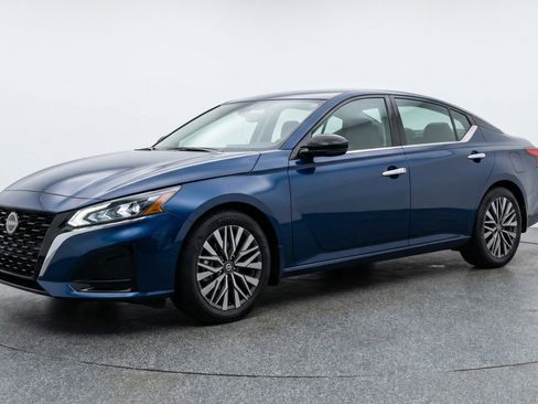Used 2025 Nissan Altima 2.5 SV image 3