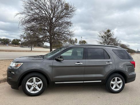 Used 2018 Ford Explorer XLT w/ Equipment Group 201A image 9